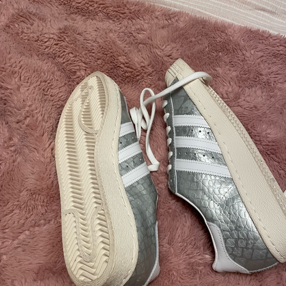 Never ever worn Adidas size US 8 1/2